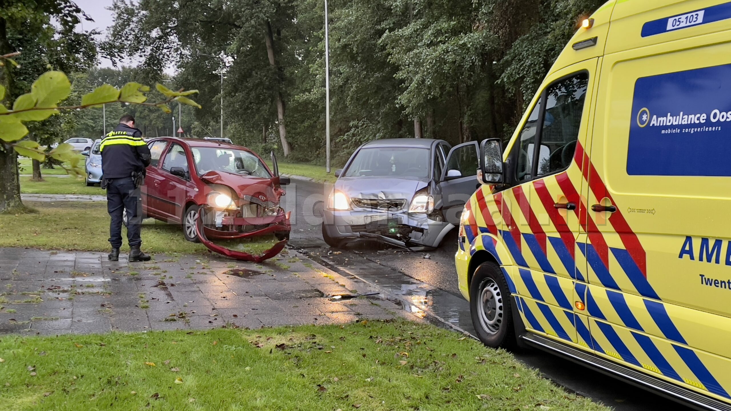 Twee auto’s total loss bij aanrijding Griekenlandlaan Oldenzaal; bestuurster naar het ziekenhuis