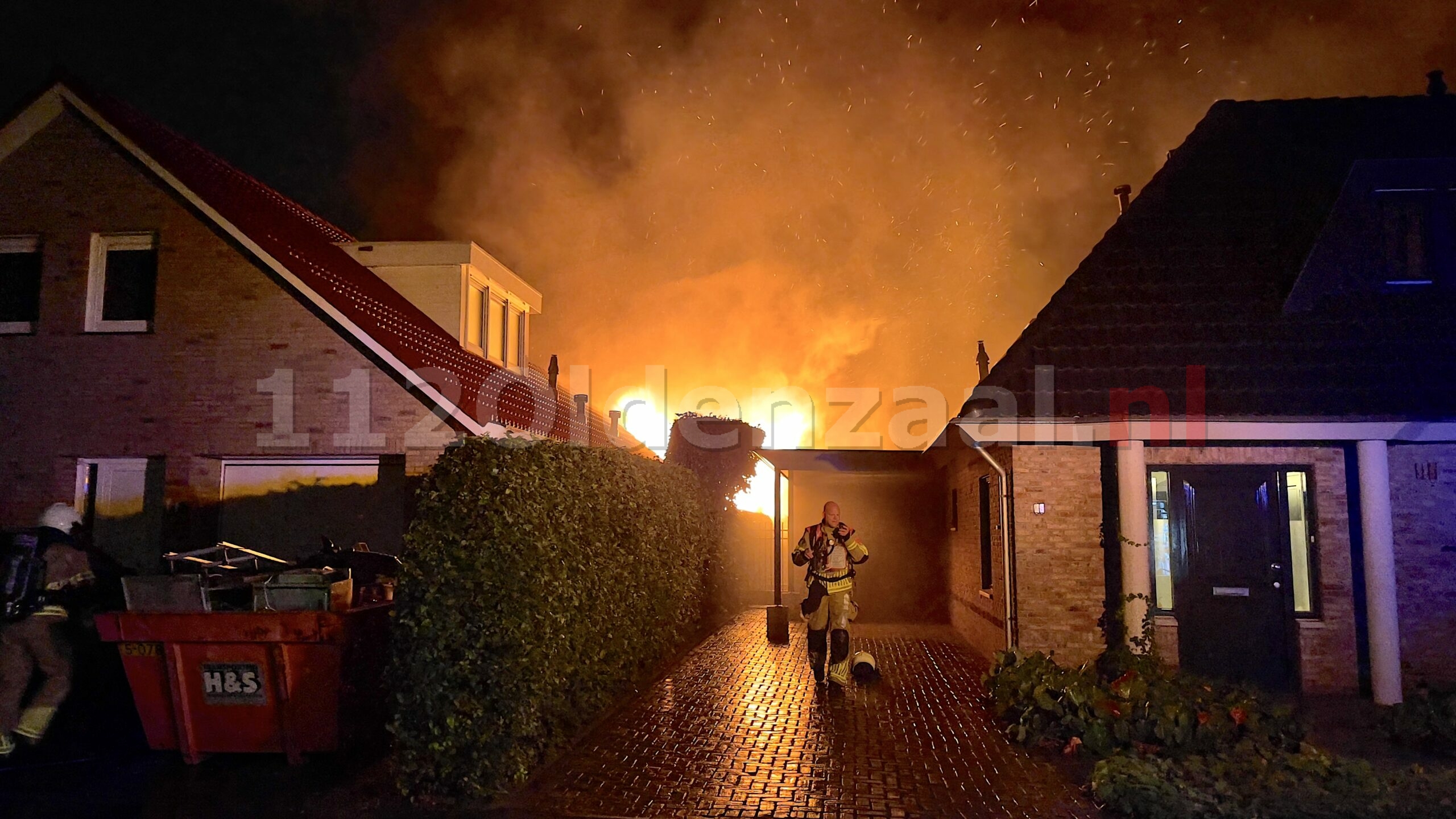 UPDATE: Felle uitslaande schuurbrand Erve Broenink Oldenzaal