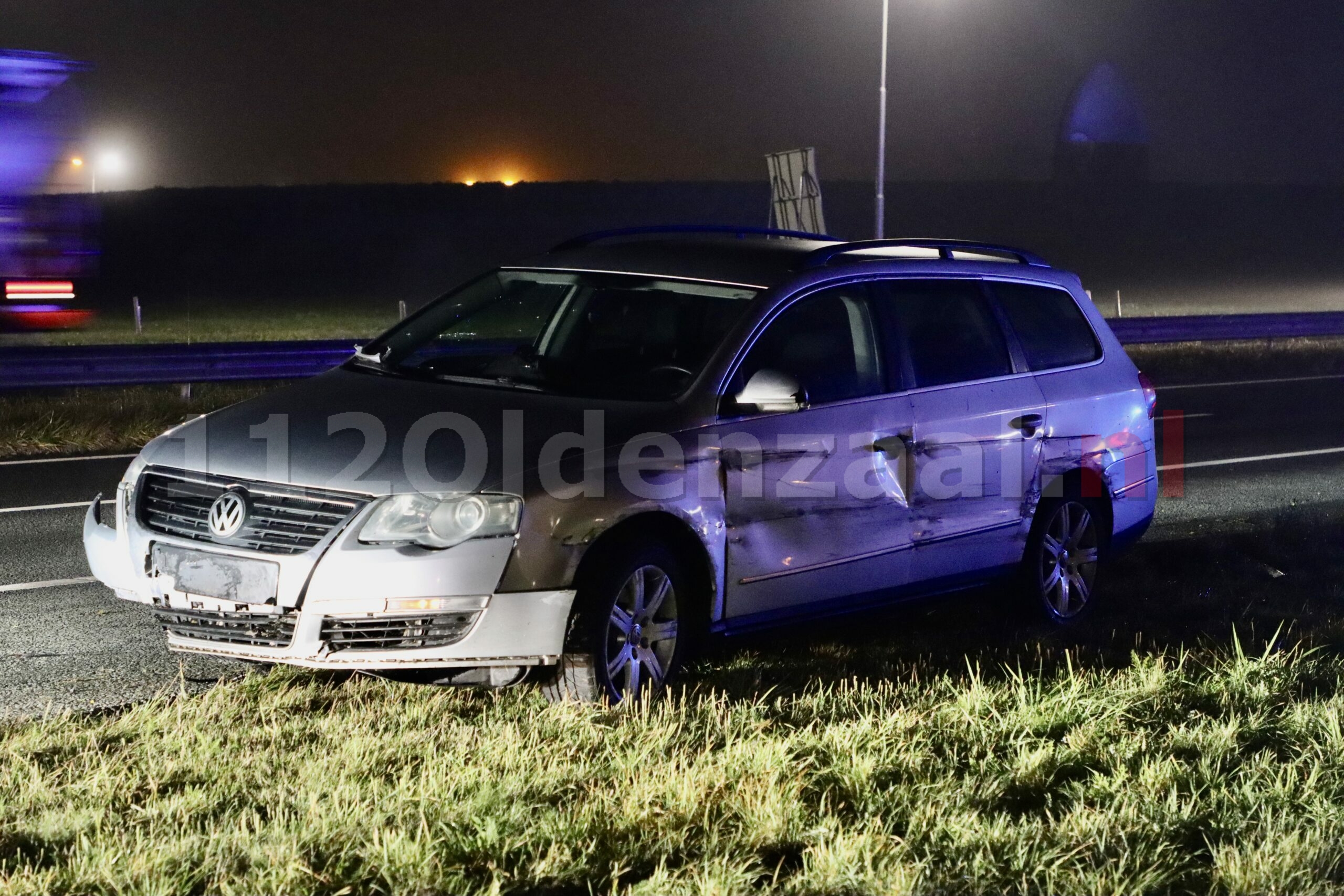 VIDEO: Gewonde en veel schade na kop-staart botsing op A1 bij Oldenzaal: aanhanger vernield schakelkast Rijkswaterstaat