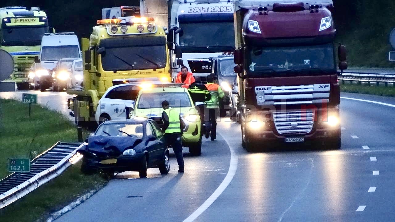 Lange file door aanrijding op de A1 bij Hengelo