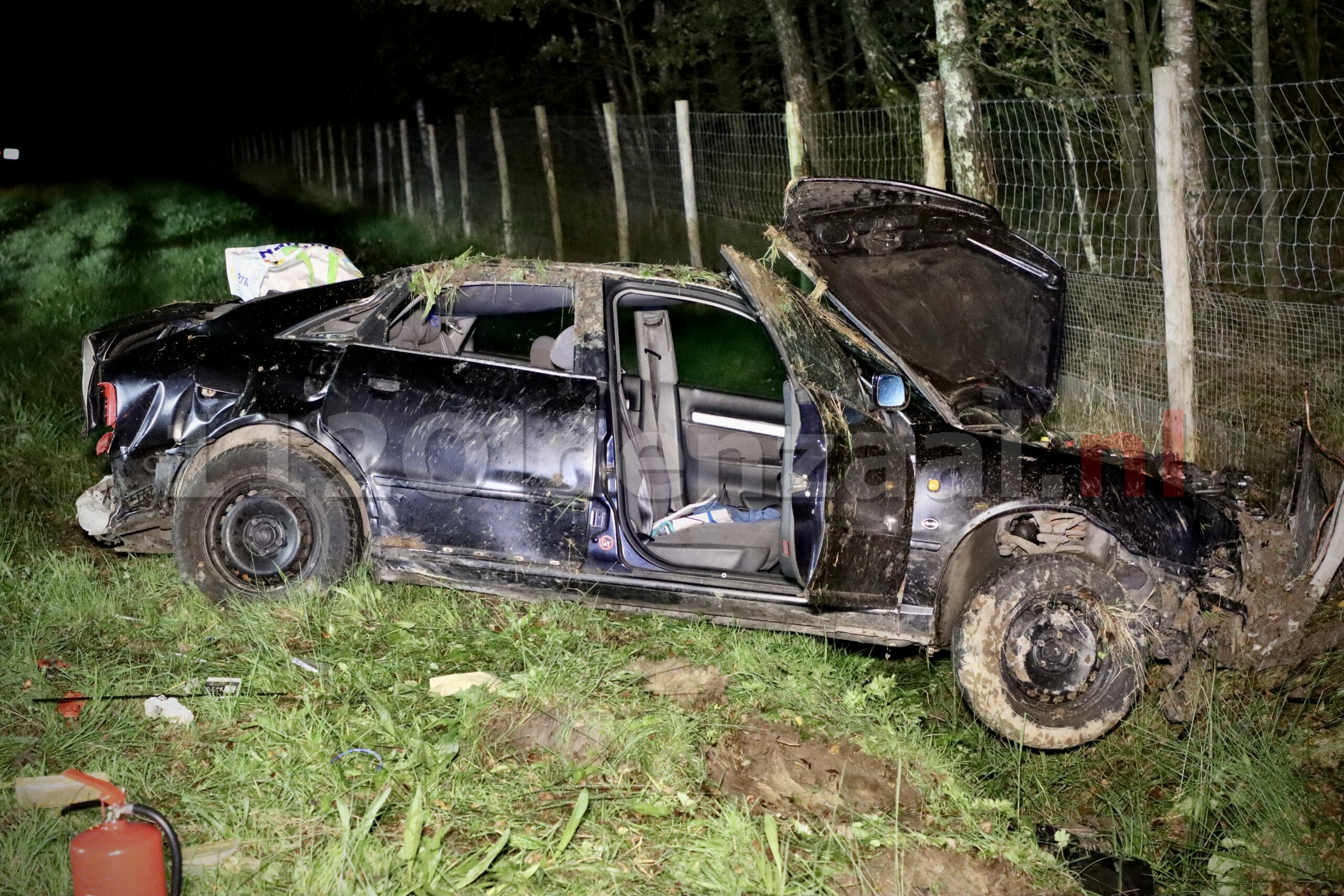 Auto schiet van snelweg A1 bij De Lutte; gewonde en veel schade