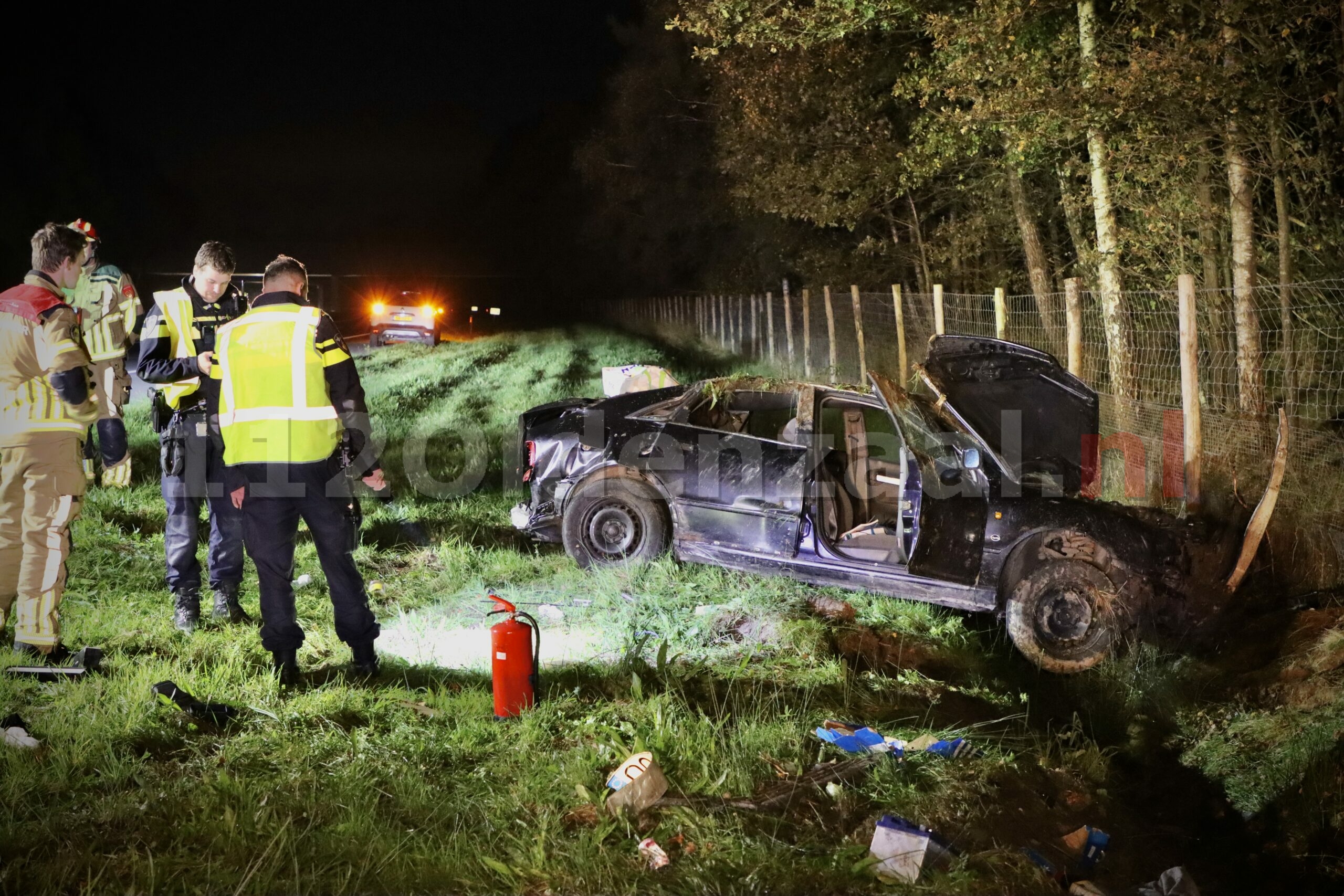 VIDEO: Auto schiet van snelweg A1 bij De Lutte; gewonde en veel schade