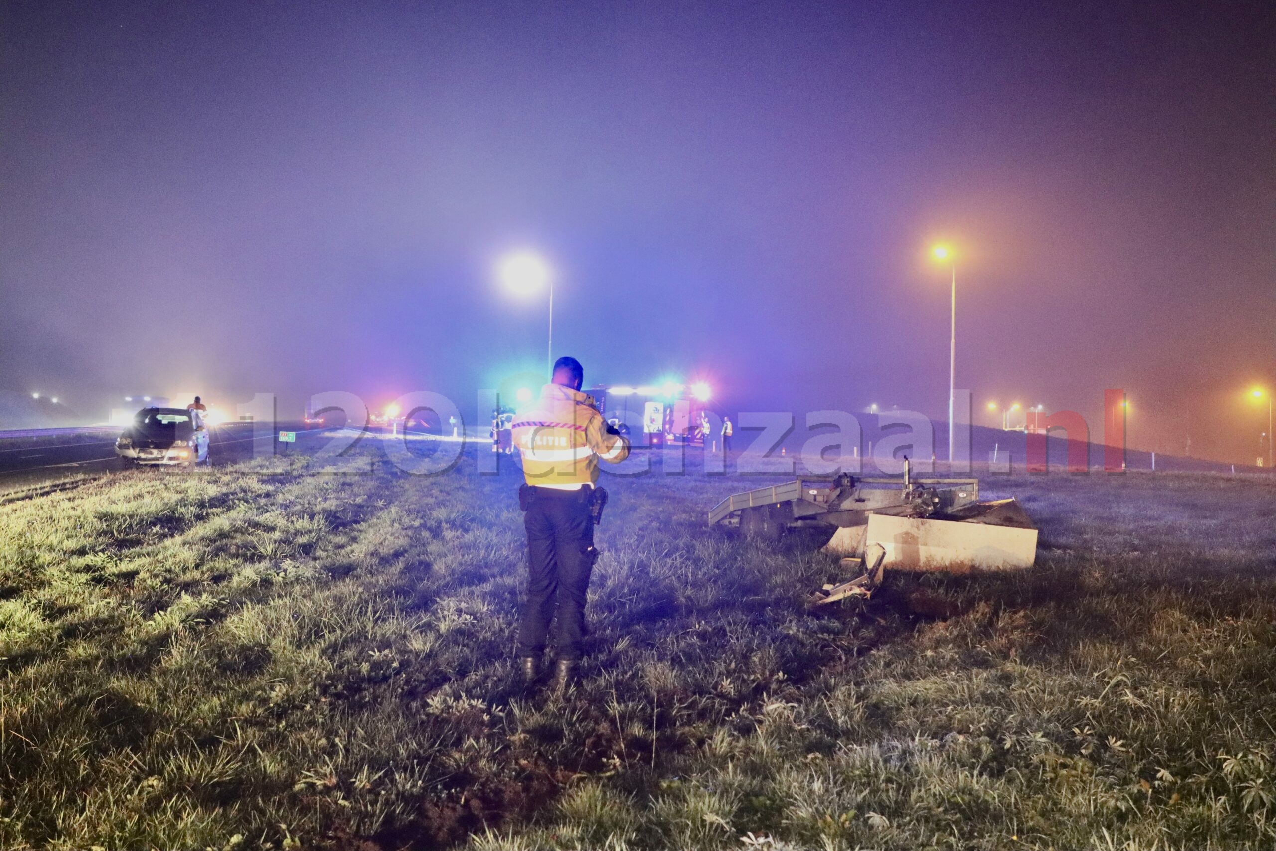 Gewonde en veel schade na kop-staart botsing op A1 bij Oldenzaal: aanhanger vernield schakelkast Rijkswaterstaat