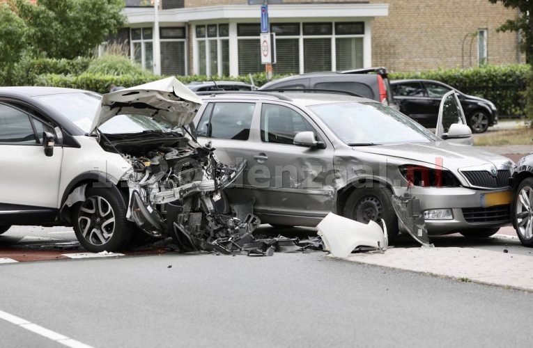 Twee auto’s total loss bij ongeval in Oldenzaal
