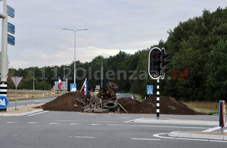 Oprit A1 Oldenzaal geblokkeerd door zand en puin door boeren