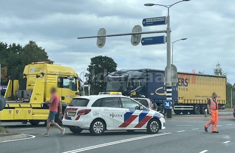 Twee voertuigen weggesleept na aanrijding op kruispunt in Oldenzaal