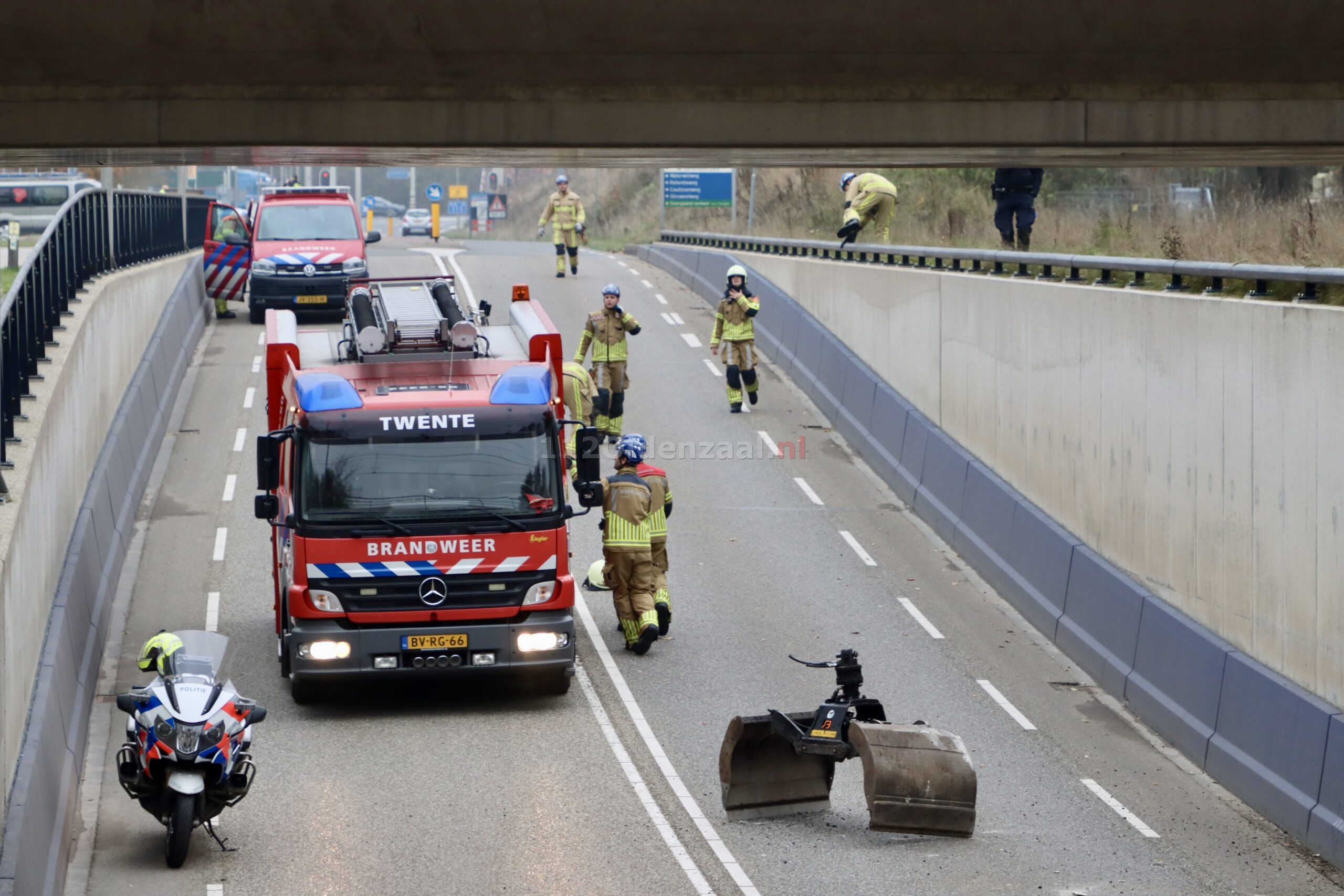 VIDEO: Vrachtwagen ramt spoorviaduct Oldenzaal, treinverkeer stilgelegd