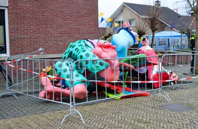 UPDATE: Vrouw raakt lichtgewond nadat deel van carnavalswagen valt bij optocht in Oldenzaal