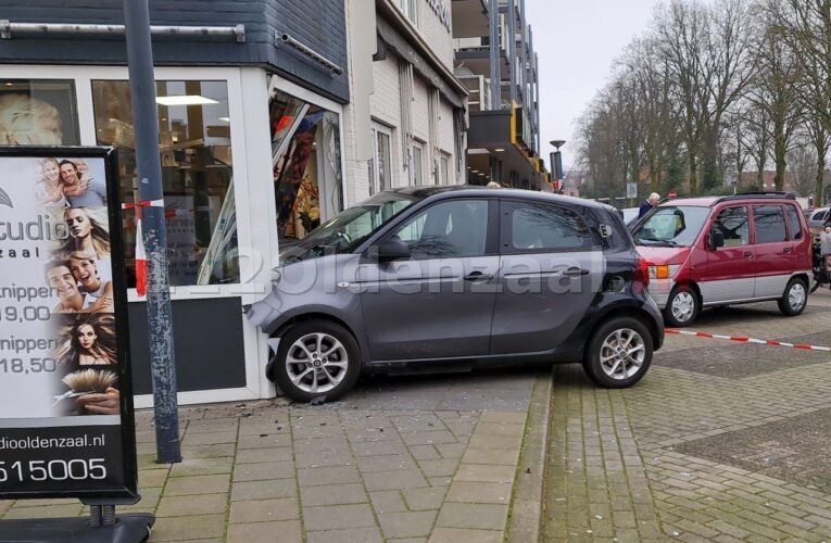 Auto rijdt kapperszaak binnen in Oldenzaal
