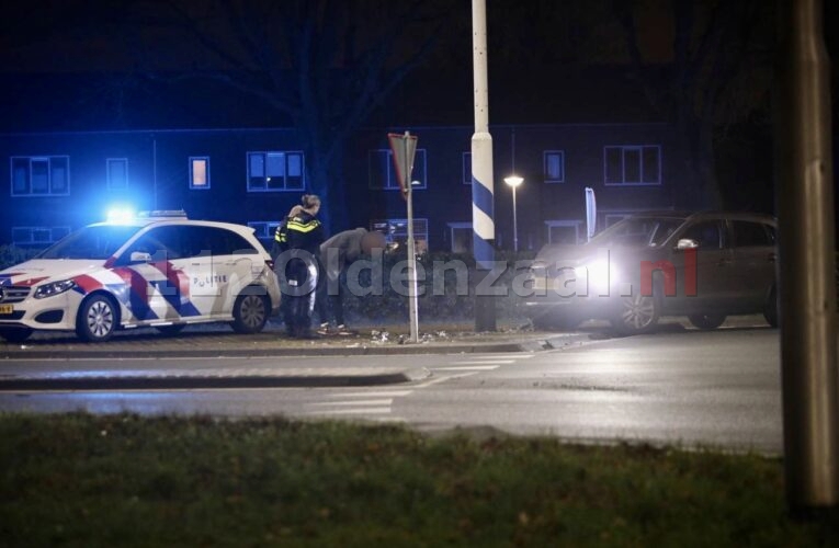 Automobilist ramt paal op Provinciale Rondweg in Oldenzaal