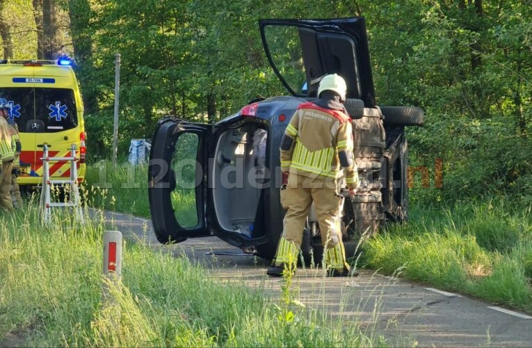Auto op de kant bij ongeval N733 tussen Oldenzaal en Lonneker