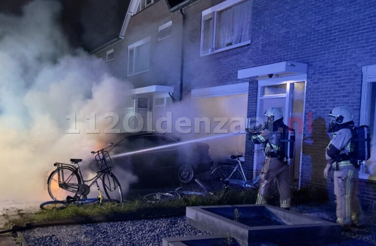 Video: Auto verwoest door brand voor woning in Oldenzaal