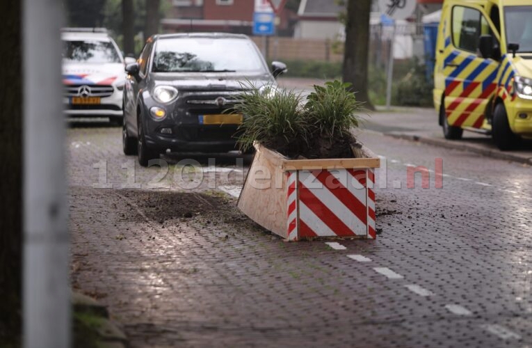 Auto rijdt frontaal tegen wegversmalling op Bentheimerstraat Oldenzaal