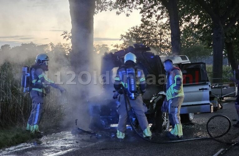 Auto verwoest door brand in Oldenzaal