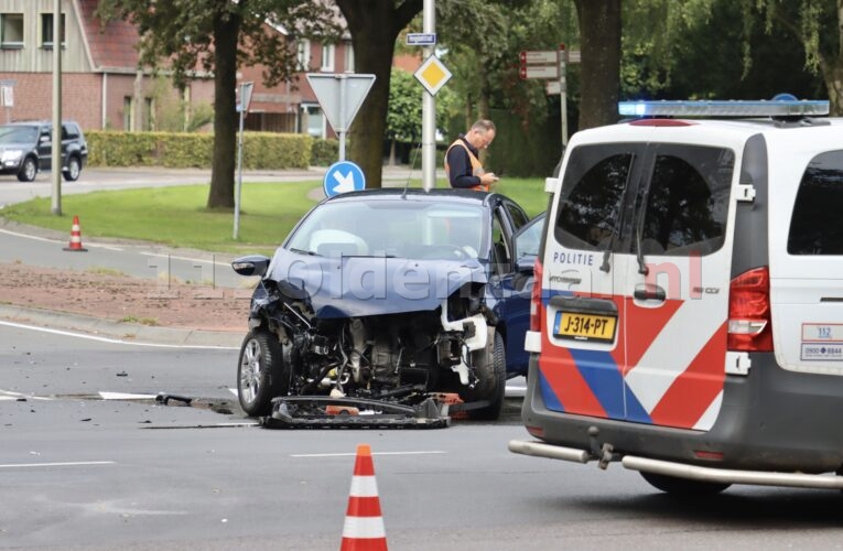 Veel schade bij ongeval tussen twee voertuigen Ossenmaatstraat Oldenzaal