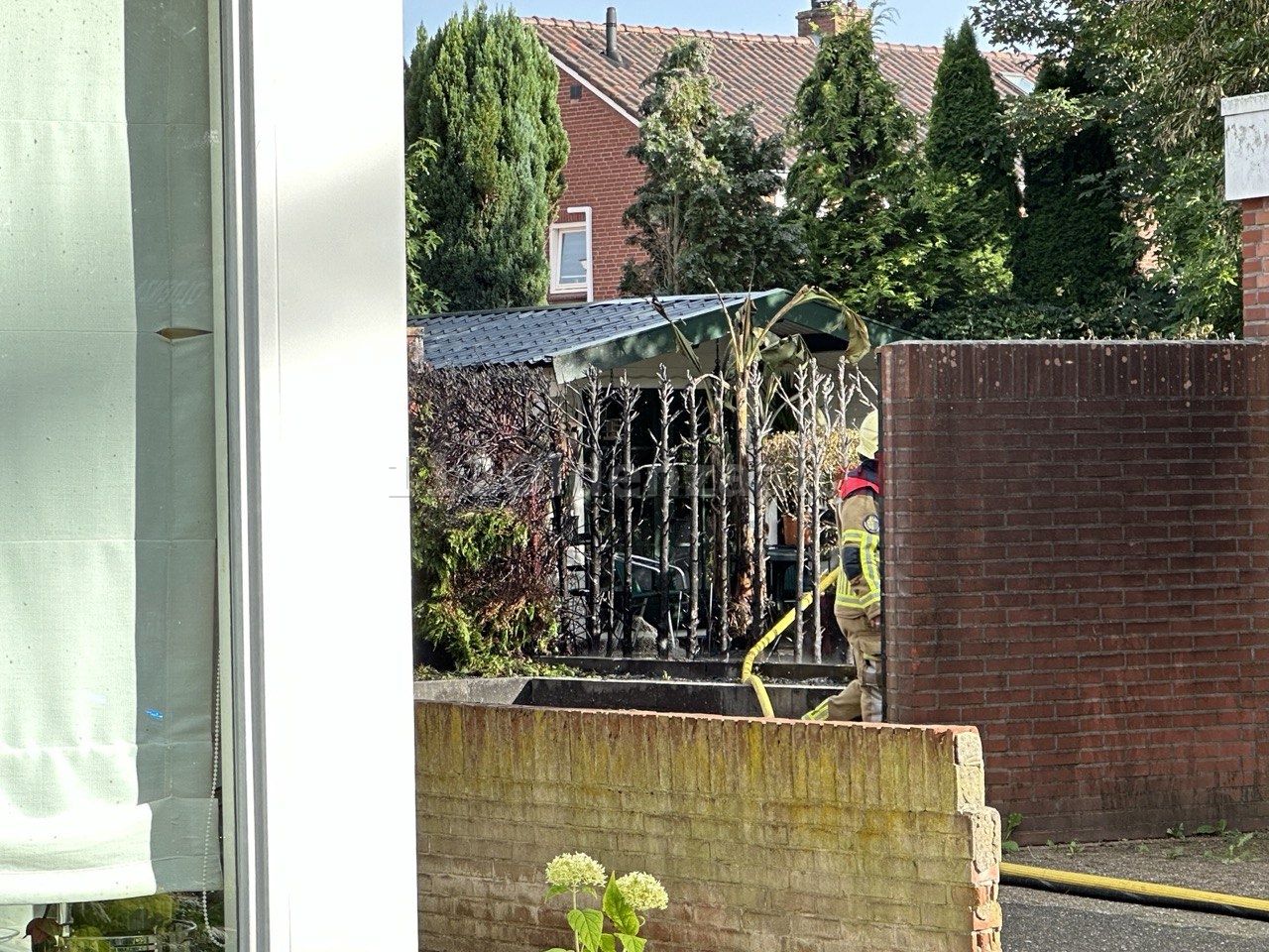 Forse brand achter woning in Oldenzaal