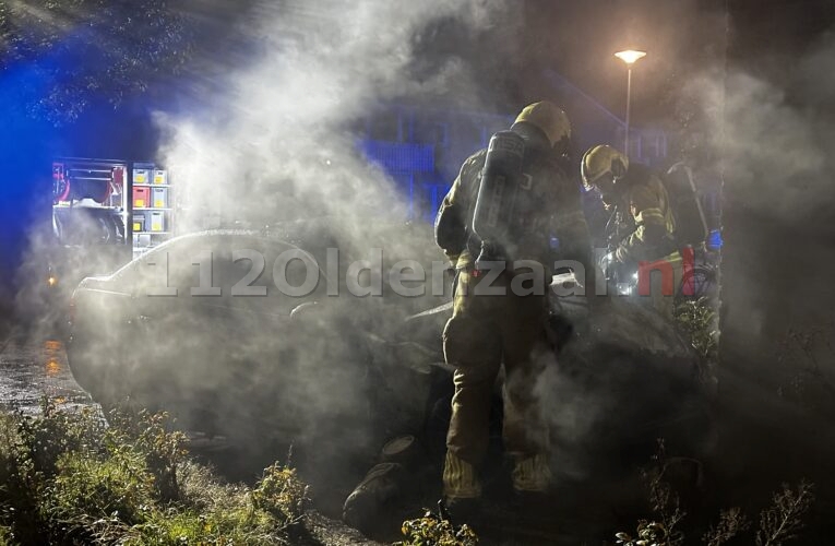 Autobrand voor woning in Oldenzaal; politie doet onderzoek