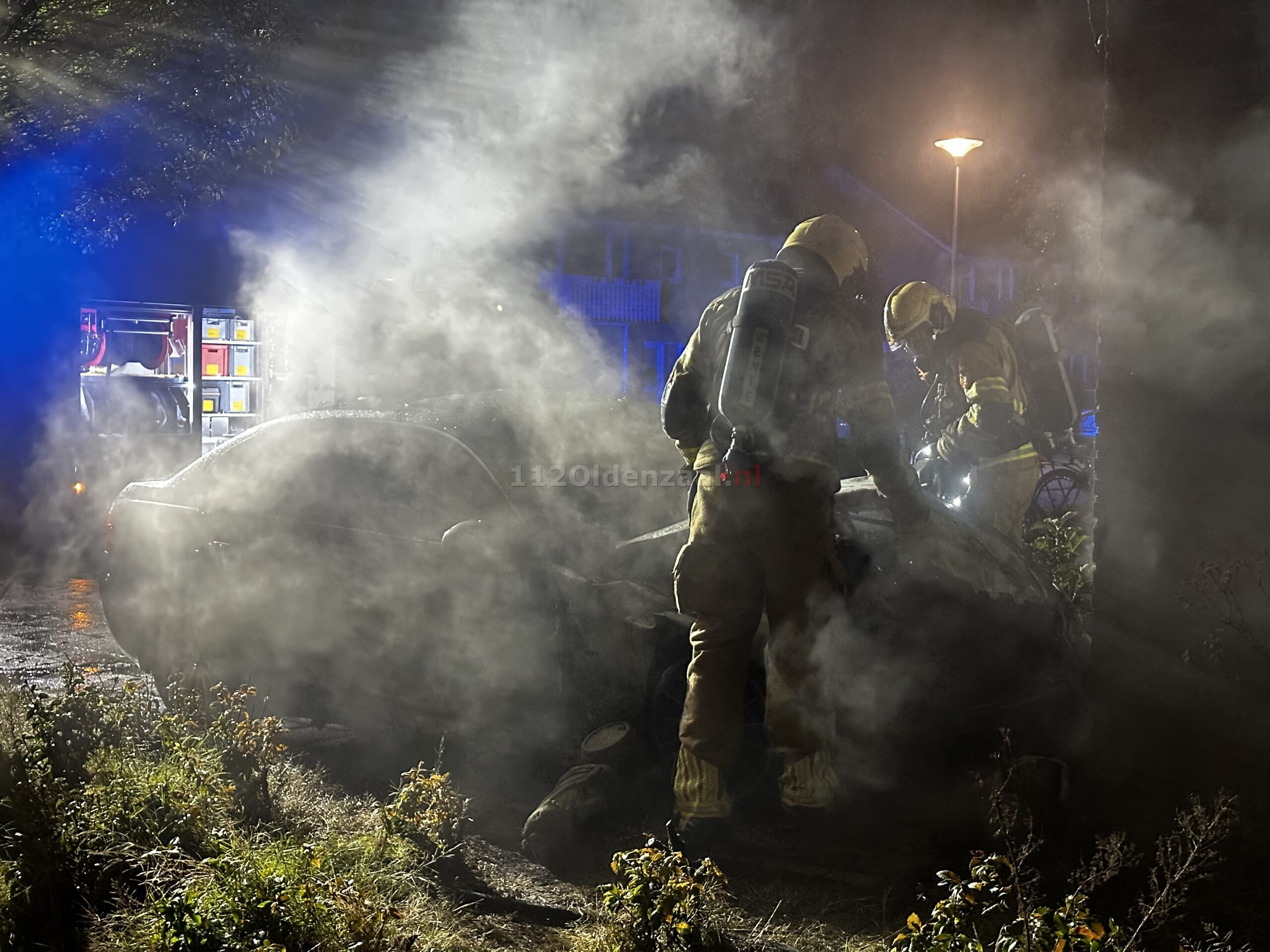 Autobrand voor woning in Oldenzaal; politie doet onderzoek