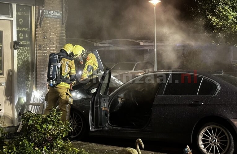 VIDEO: Autobrand voor woning in Oldenzaal; politie doet onderzoek