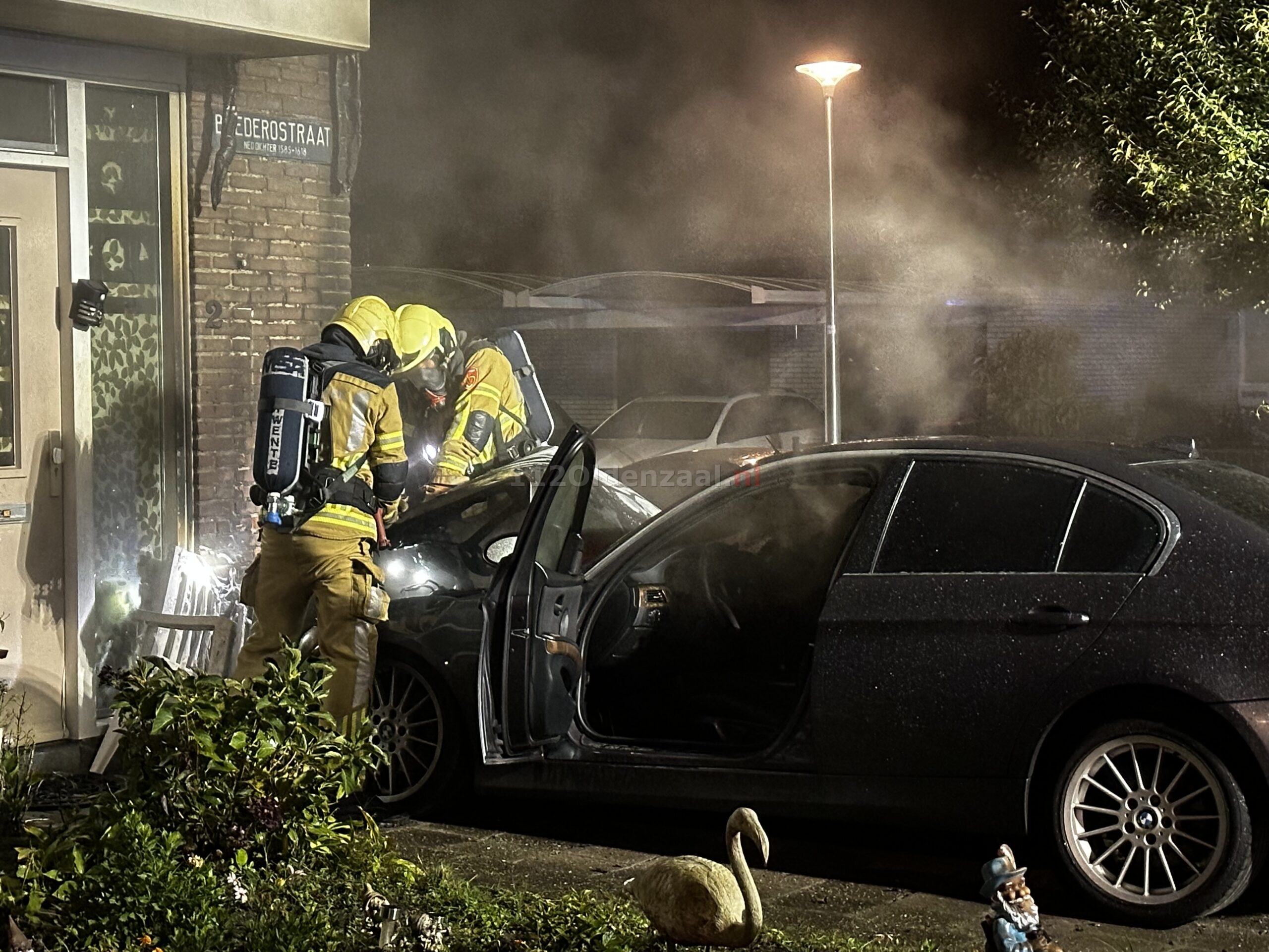 VIDEO: Autobrand voor woning in Oldenzaal; politie doet onderzoek