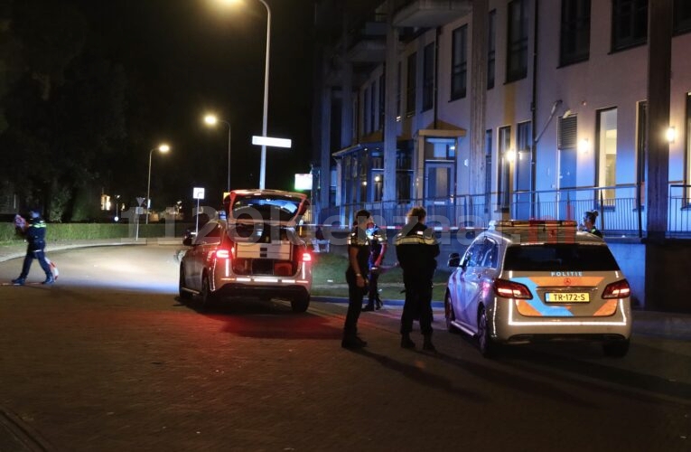 Hulpdiensten rukken uit voor melding steekincident bij politiebureau in Oldenzaal
