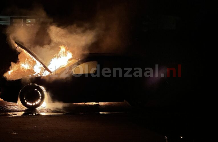 Auto in Oldenzaal vliegt tijdens rijden in brand