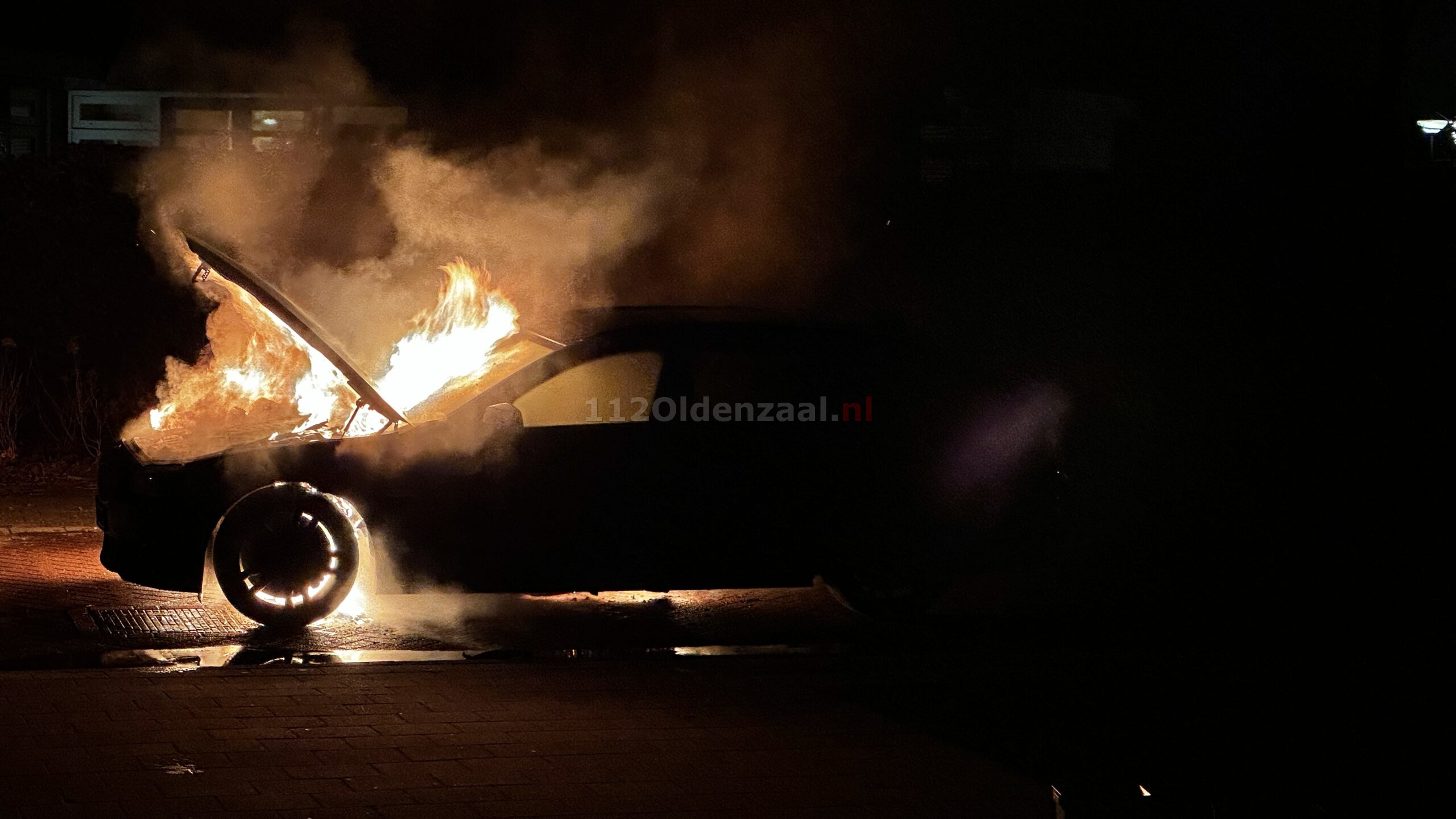 Auto in Oldenzaal vliegt tijdens rijden in brand