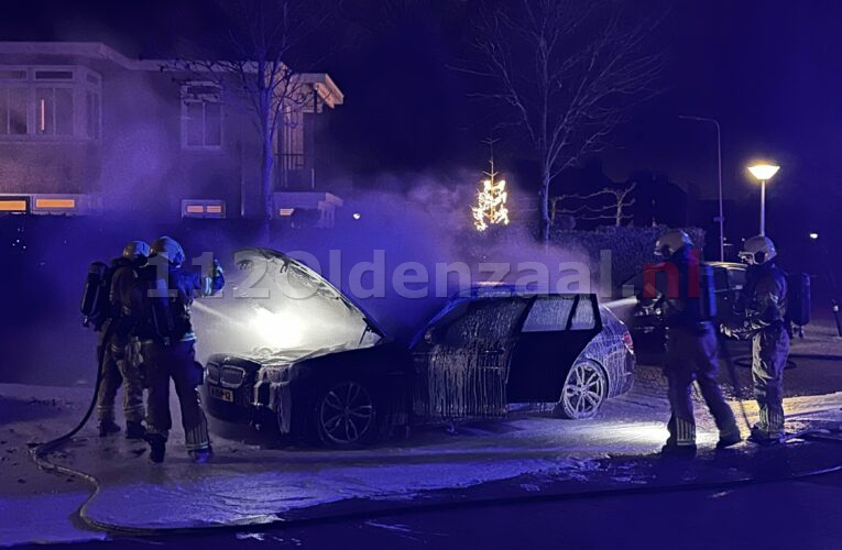 VIDEO: Auto in Oldenzaal vliegt tijdens rijden in brand