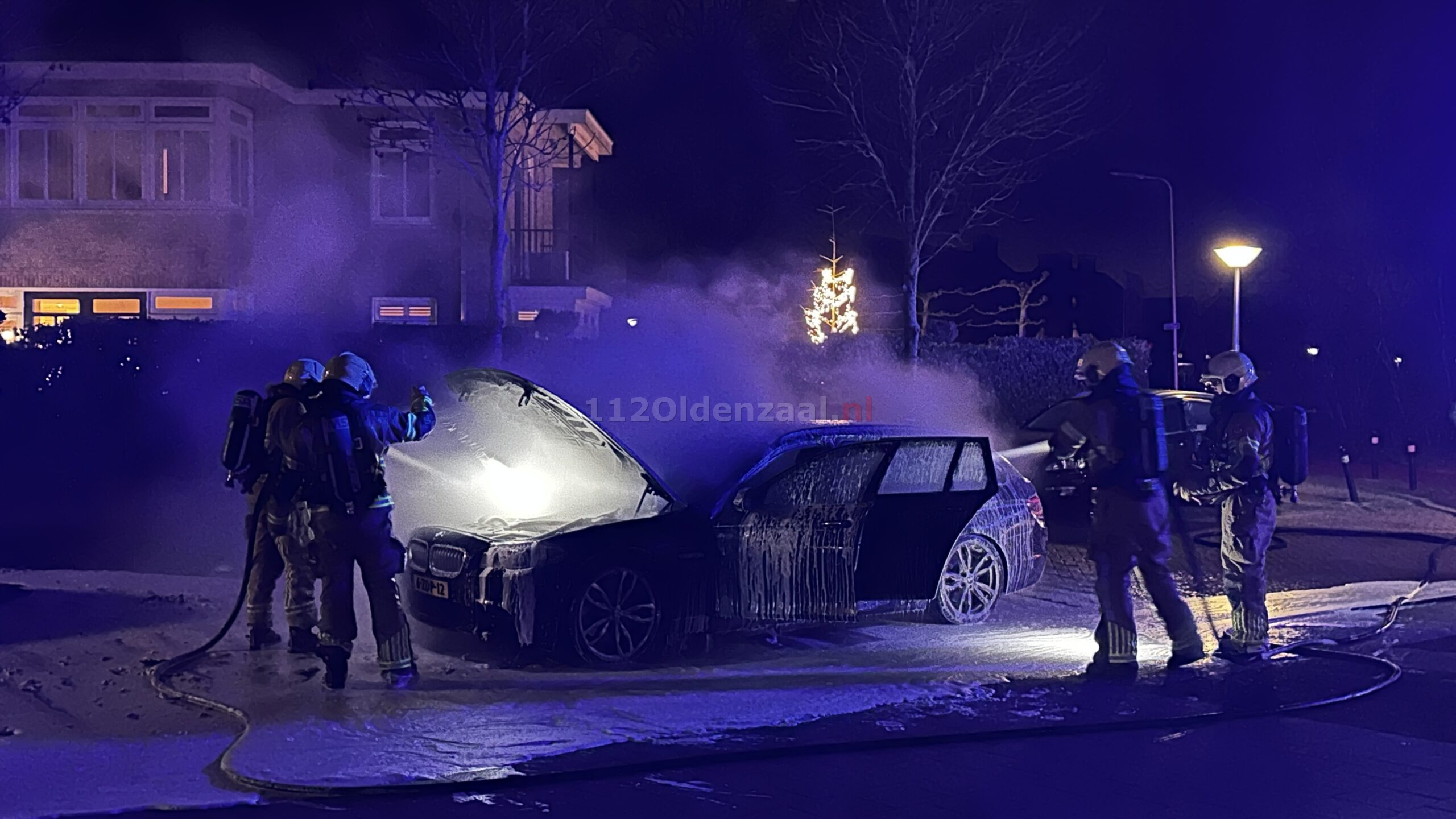 VIDEO: Auto in Oldenzaal vliegt tijdens rijden in brand