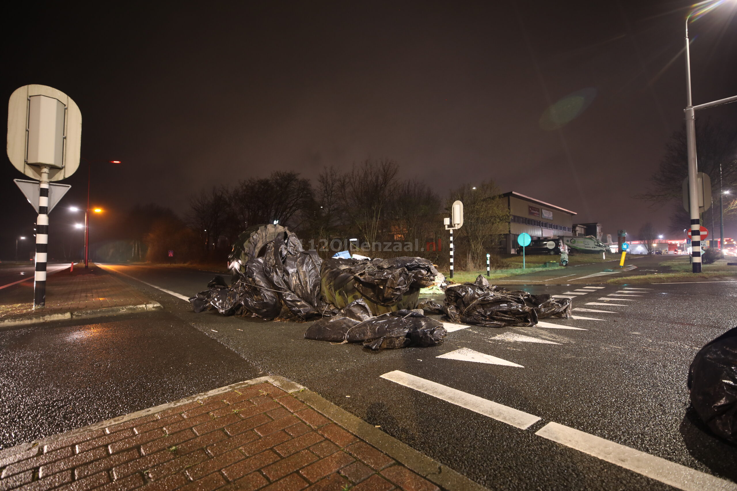UPDATE: Opritten A1 Oldenzaal geblokkeerd door afval en brand boerenprotest