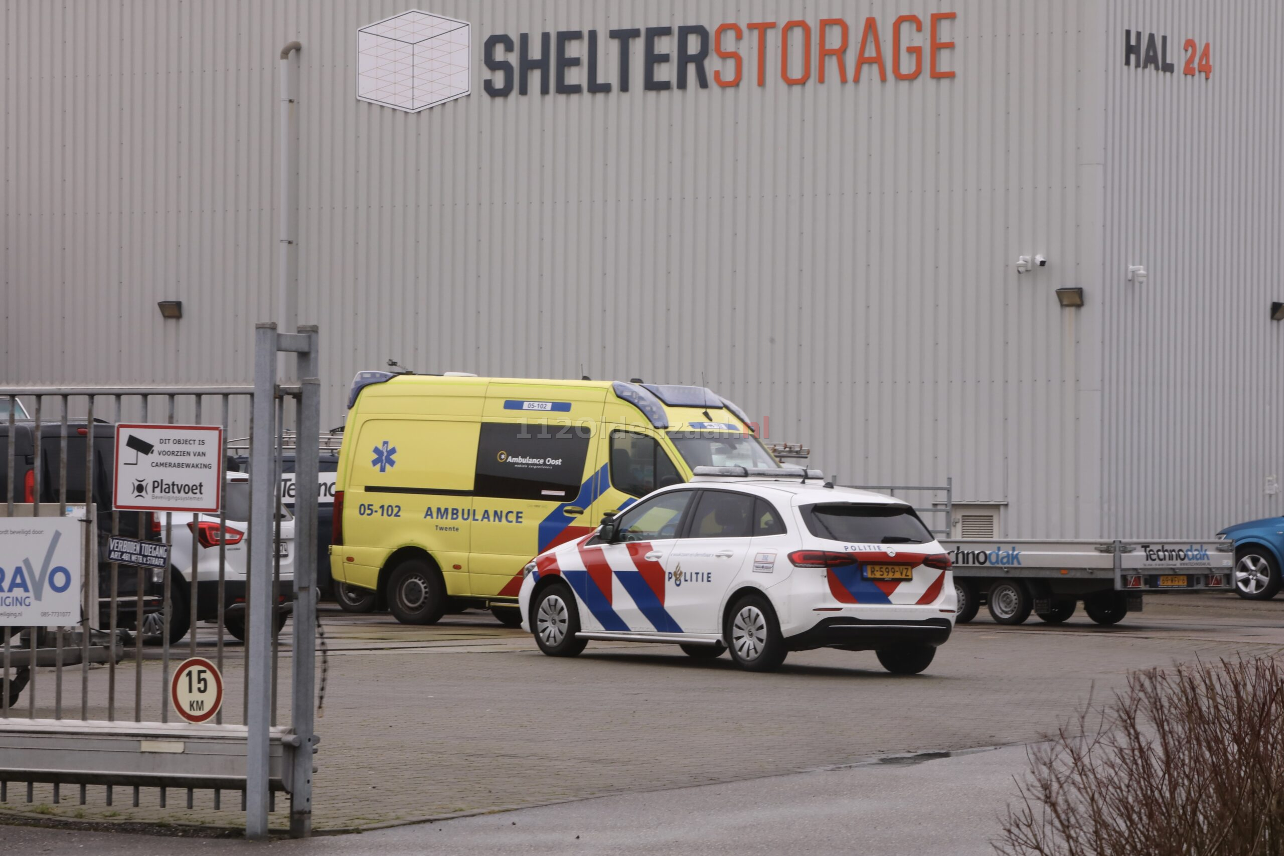 Man valt door lichtkoepel bij bedrijf in Oldenzaal