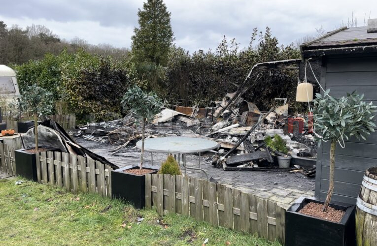 VIDEO: Brand verwoest stacaravan op camping bij Hulsbeek