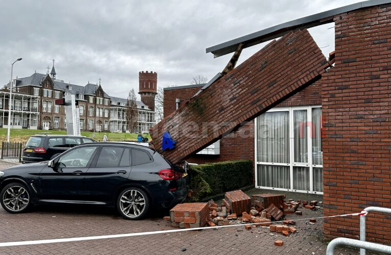 VIDEO: Veel schade bij ongeval gezondheidscentrum Oldenzaal; deel van gevel afgebroken