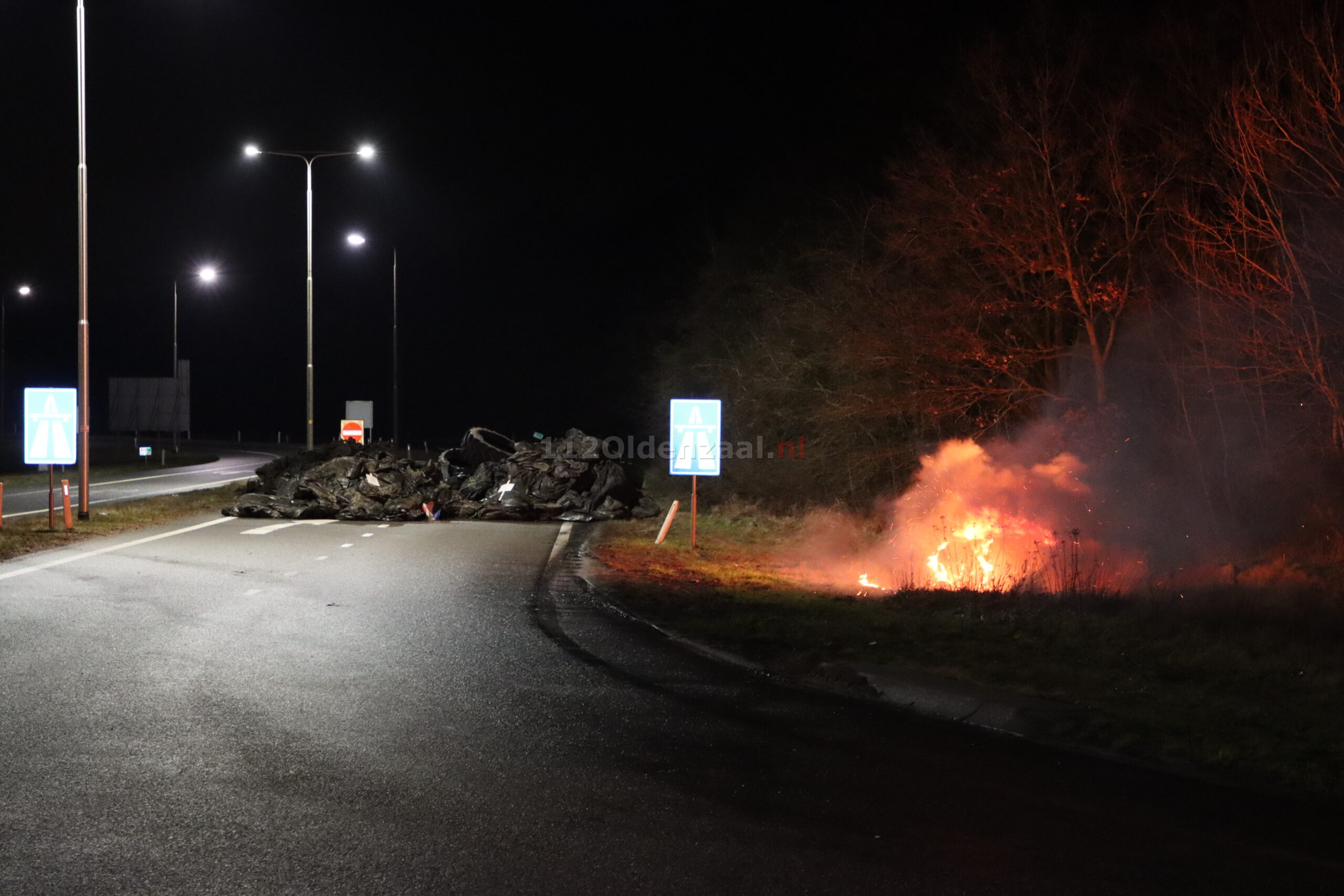 Oprit A1 Oldenzaal geblokkeerd door afval en brand boerenprotest
