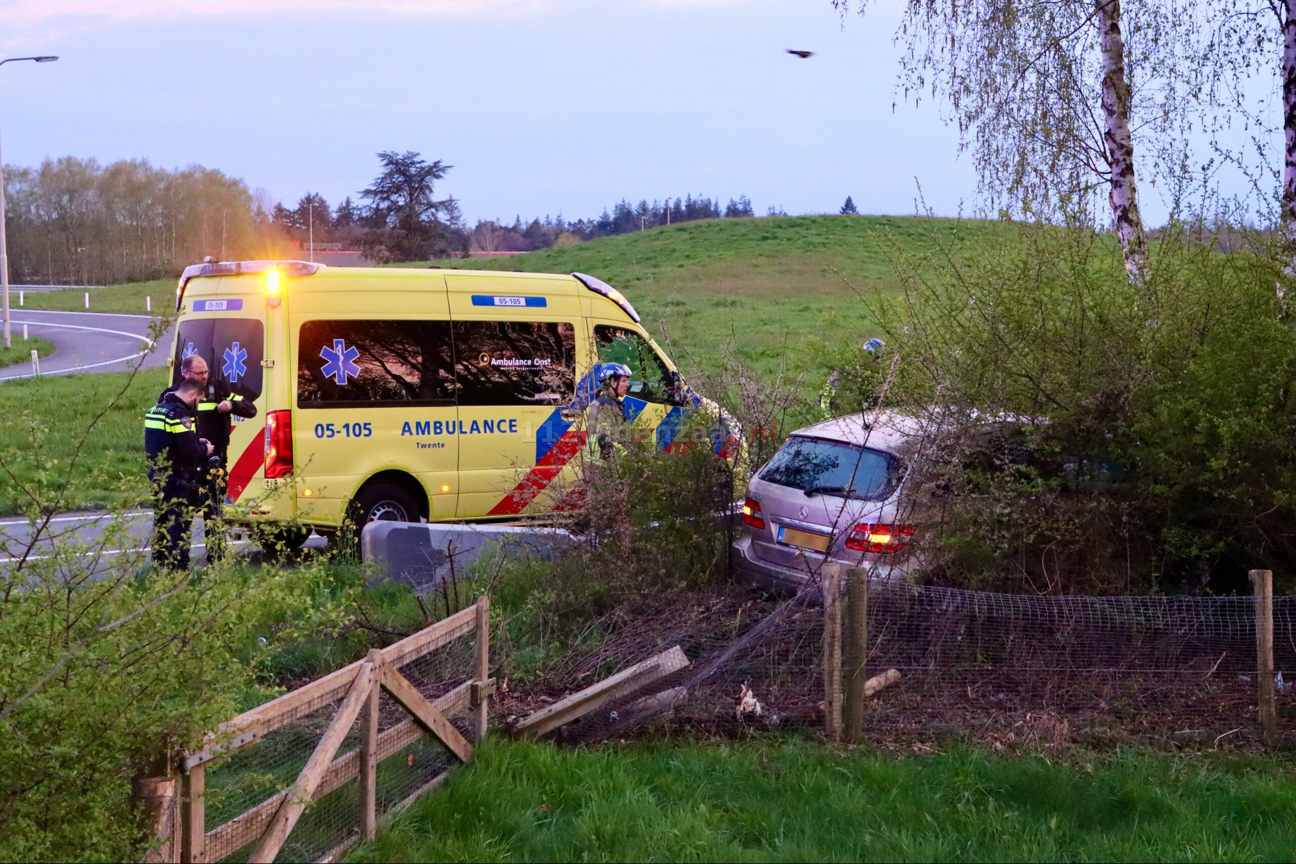 Automobiliste komt met voertuig naast oprit A1 bij Oldenzaal terecht