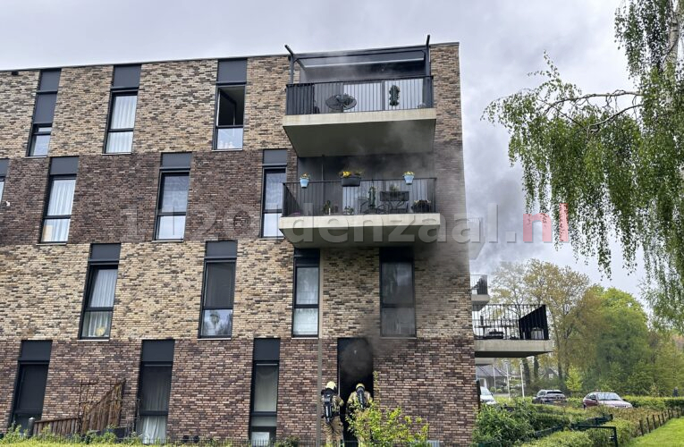VIDEO: Veel rookontwikkeling bij brand in appartementencomplex Oldenzaal