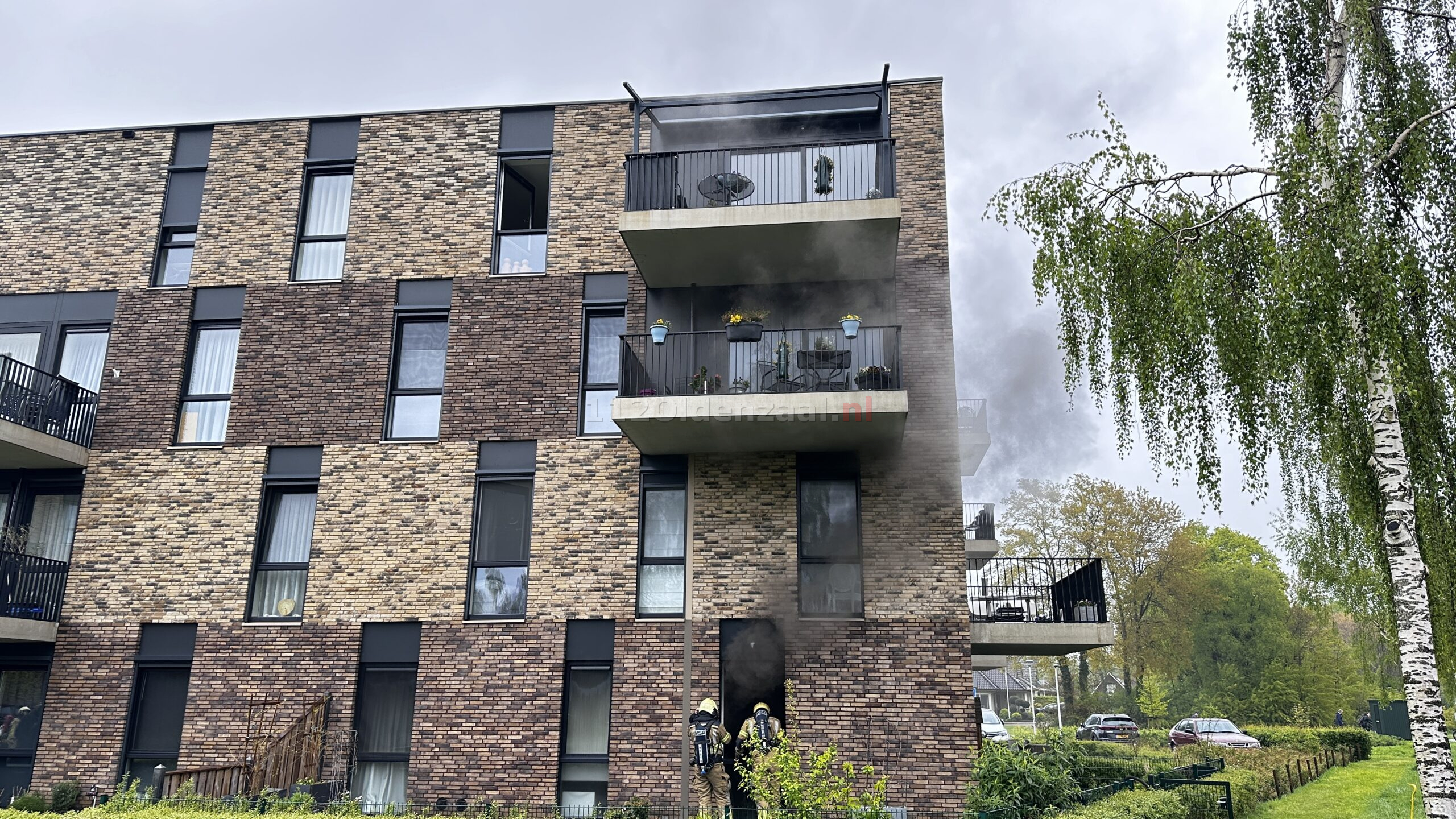VIDEO: Veel rookontwikkeling bij brand in appartementencomplex Oldenzaal