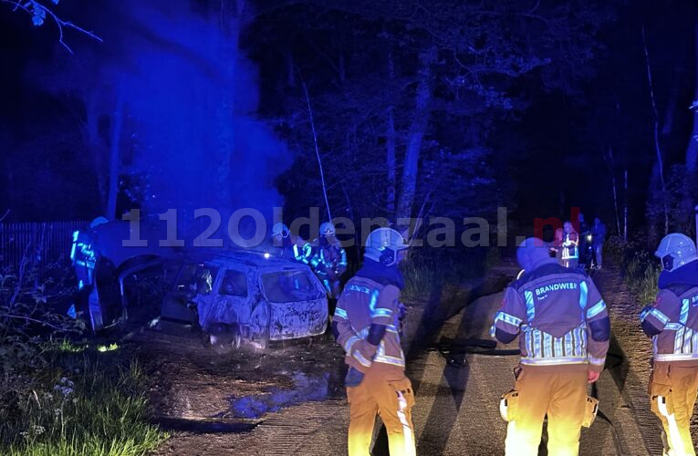(foto’s): Auto brandt volledig uit in buitengebied van Deurningen
