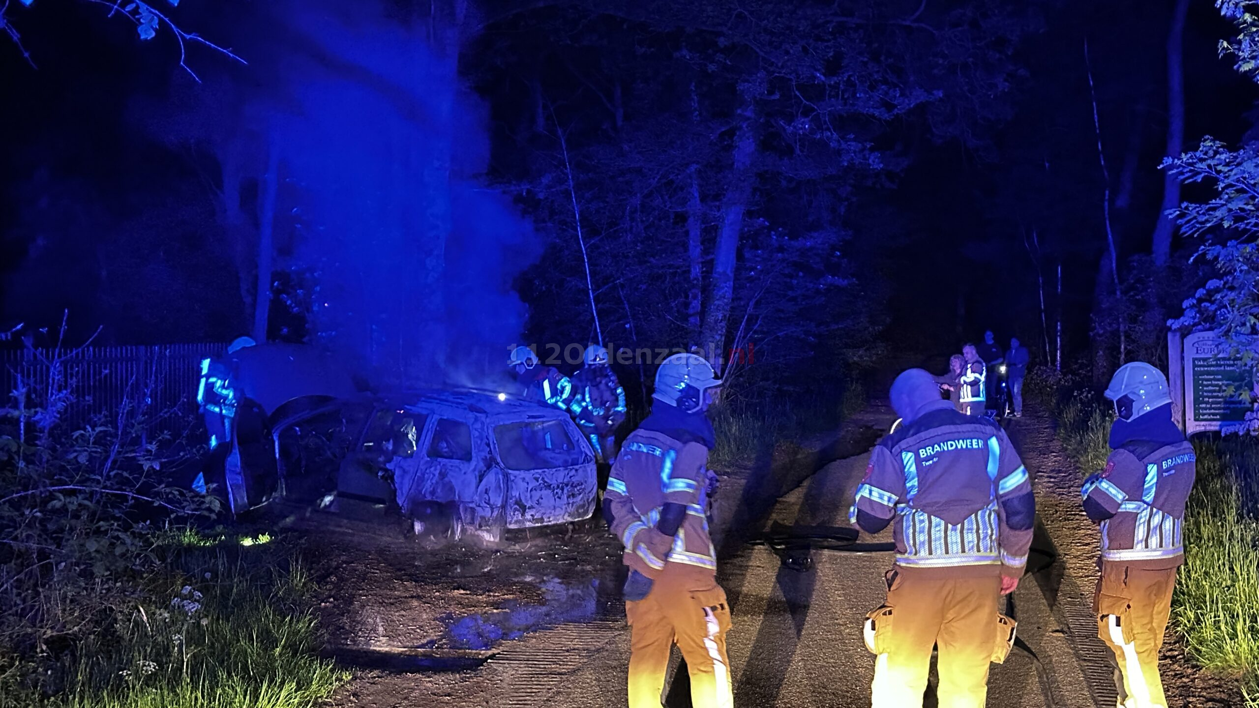 (foto’s): Auto brandt volledig uit in buitengebied van Deurningen