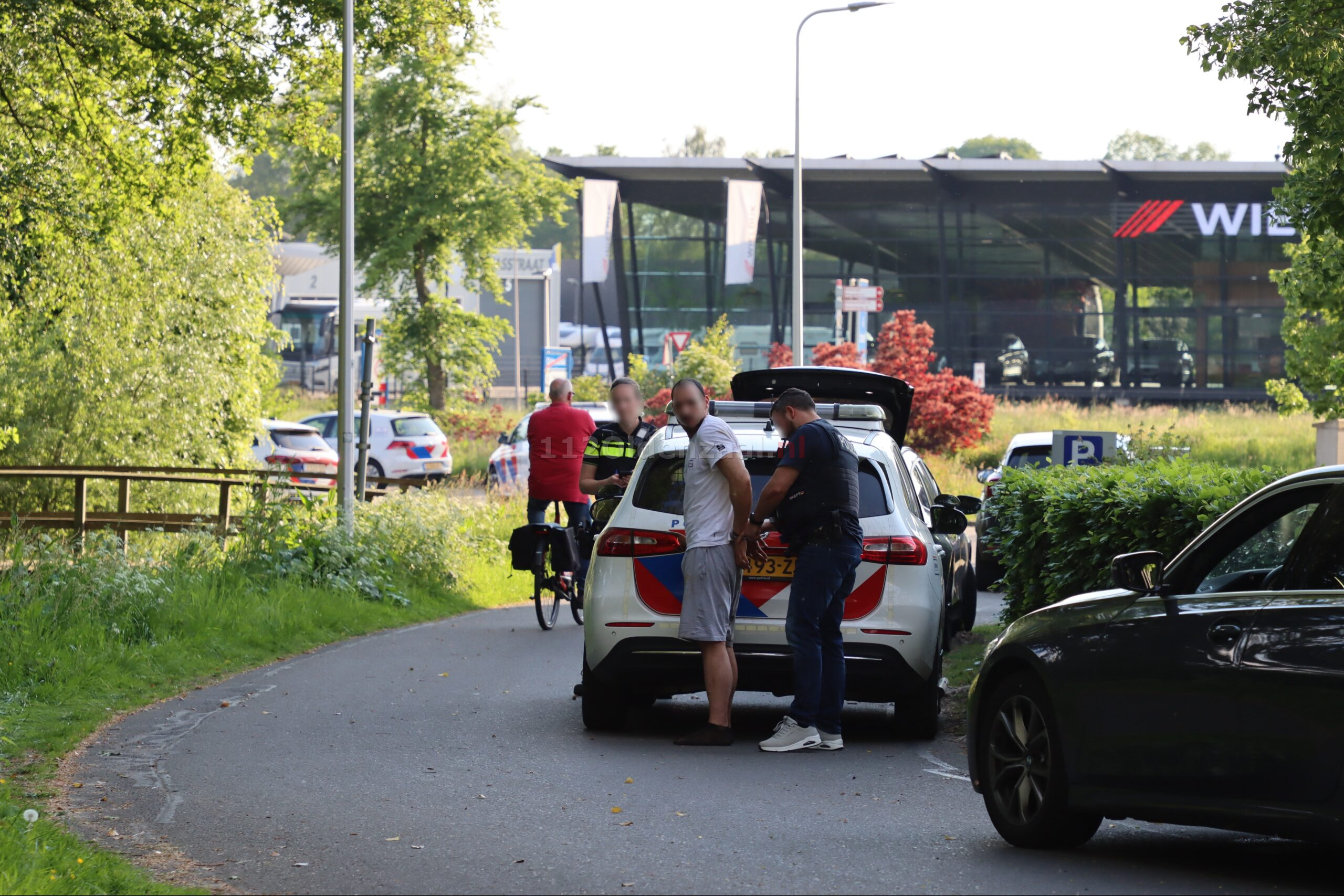 VIDEO: Achtervolging over A1 eindigt in Oldenzaal; twee mannen aangehouden