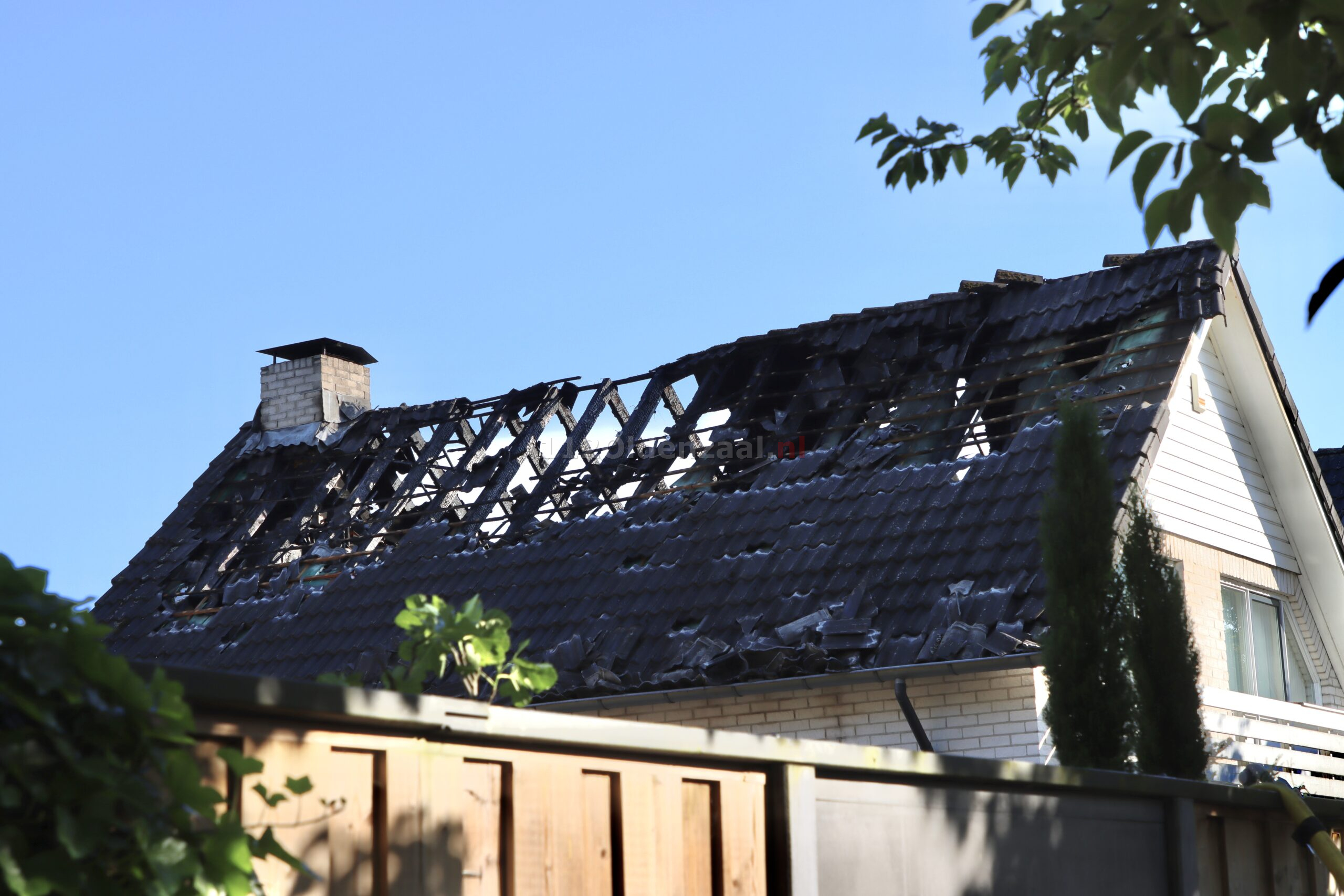 UPDATE: Grote uitslaande woningbrand in Oldenzaal; woning onbewoonbaar