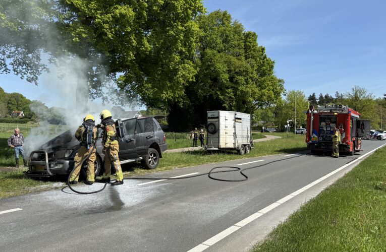 UPDATE (VIDEO): Autobrand op provinciale rondweg N342 in Oldenzaal, stier in trailer veilig