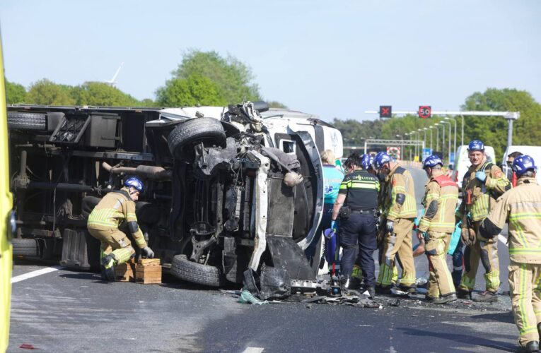 UPDATE: Vrachtwagenchauffeur zwaargewond bij ongeval op A1 De Lutte; automobilisten hinderen hulpdiensten