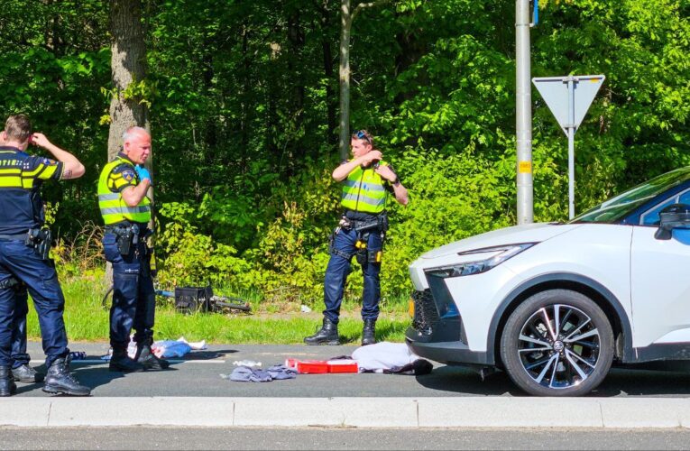 Fietser met spoed naar het ziekenhuis na aanrijding N734 tussen Oldenzaal en Losser: traumahelikopter geannuleerd
